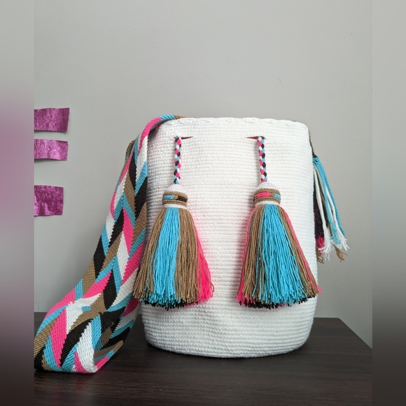 Authentic Wayuu bag/ Mochila Wayuu/ cream color/ multicolored strap/ Size M - Picture 2 of 11